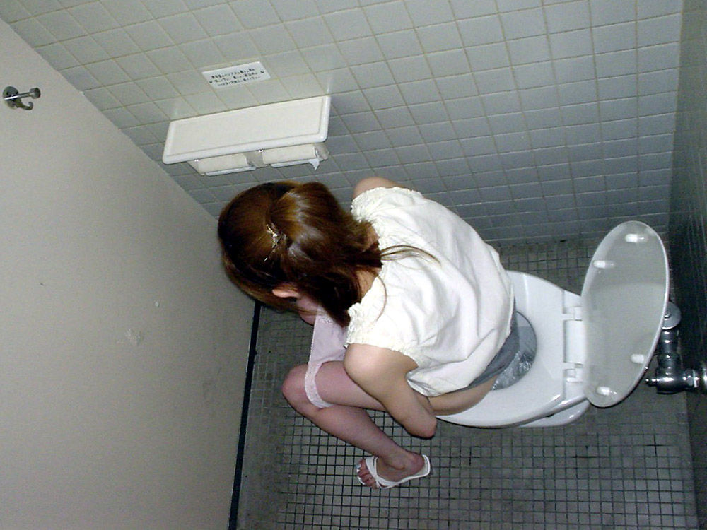 放尿俯瞰盗撮エロ画像！女子トイレを上から覗くという視点