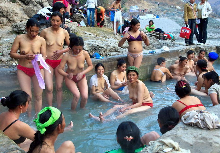 中国人女性が大勢で露天風呂に入っている温泉画像を発見