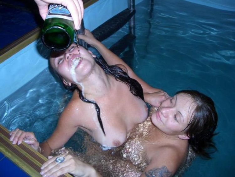 海外のエッチなプールパーティーと全裸スイミングのエロ画像