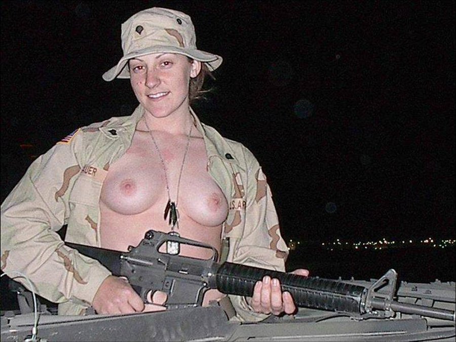 本物の女兵士も登場している銃を持つ女性達のエロ画像