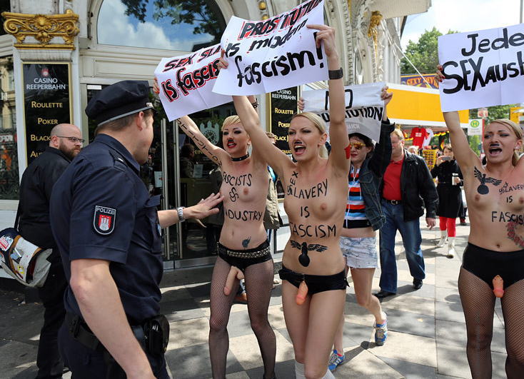 おっぱいで抗議デモ！トップレス集団femenのエロ画像