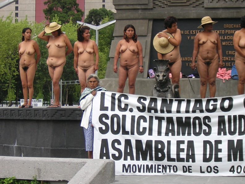 おっぱいどころか全裸で抗議してるメキシコ熟女のエロ画像 性癖エロ画像 センギリ
