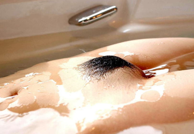 お風呂の中からマン毛が浮上！湯マンコ突き出しエロ画像の画像