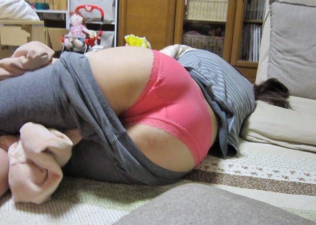 お股に布団を挟んで寝る女は欲求不満らしい家庭内エロ画像