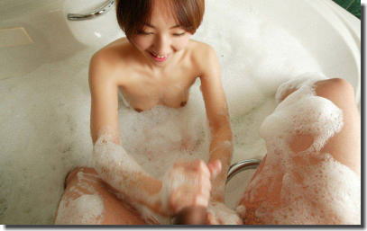 風呂場でガン見したくなるチンコ洗いとマンコ洗いのエロ画像 ③