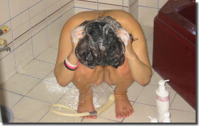 髪の毛をシャンプーで洗いシャワーで流す風呂場のエロ画像 ①