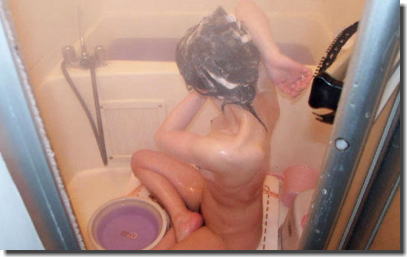 髪の毛をシャンプーで洗いシャワーで流す風呂場のエロ画像 ③