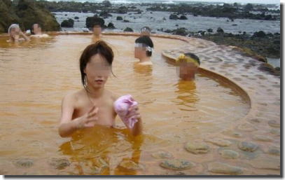 全裸の男女が混浴露天風呂に入湯中のエロ画像 ①