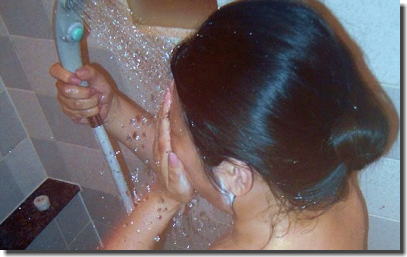 おばさん肌がシャワーの水滴を弾いている熟女の入浴エロ画像 ①