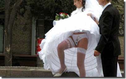 結婚式でハプニング！純白花嫁のポロリ・パンチラエロ画像 ③