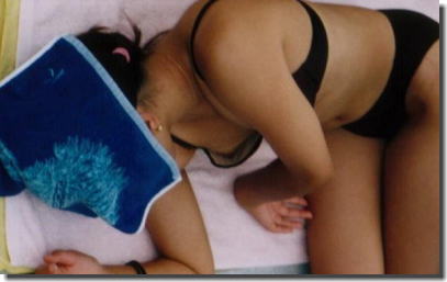 乳首ポロリの夏を待ち侘びる水着ハプニングのエロ画像 ②