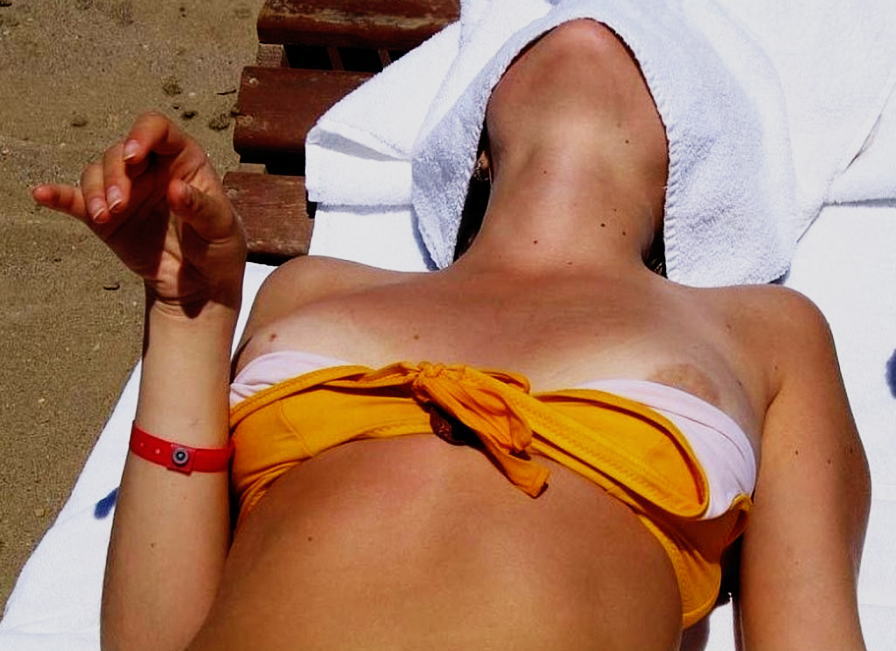 乳首ポロリの夏を待ち侘びる水着ハプニングのエロ画像