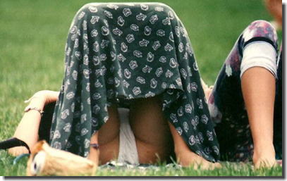 芝生でM字開脚パンチラ！公園で寝転ぶ外国人のエロ画像 ④