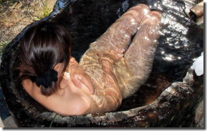 露天風呂に全裸の女性！盗撮・覗きには要注意なエロ画像 ④