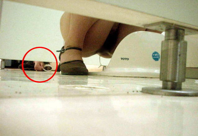 和式便所を前方から覗いた女子トイレ隙間盗撮エロ画像