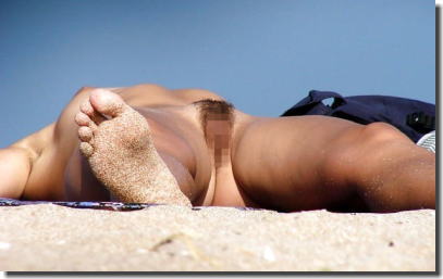 ヌーディストビーチで寝転ぶマンコとおっぱいのエロ画像 ④