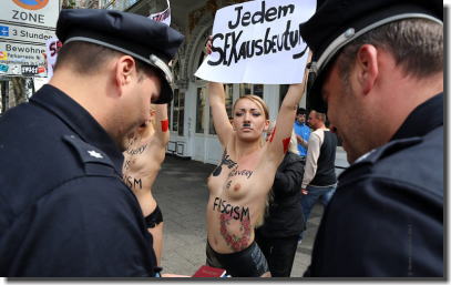 おっぱいで抗議デモ！トップレス集団femenのエロ画像 ②