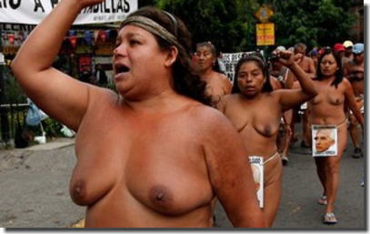 おっぱいどころか全裸で抗議してるメキシコ熟女のエロ画像 ①