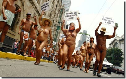おっぱいどころか全裸で抗議してるメキシコ熟女のエロ画像 ②