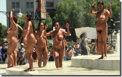 おっぱいどころか全裸で抗議してるメキシコ熟女のエロ画像 ③