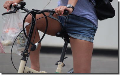 自転車を漕ぐ太ももやパンチラに見とれ事故りそうなエロ画像 ④