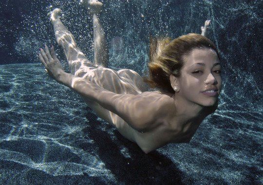 【画像】水中の全裸美女が神秘的にエロい件