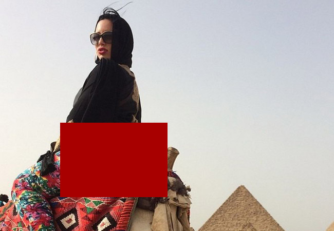 【画像】ポルノ女優がエジプト旅行の写真をアップ ⇒ 卑猥すぎるとイスラム教徒が発狂