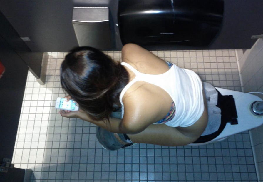女子トイレ 隠しカメラ 上から 放尿 盗撮 エロ画像