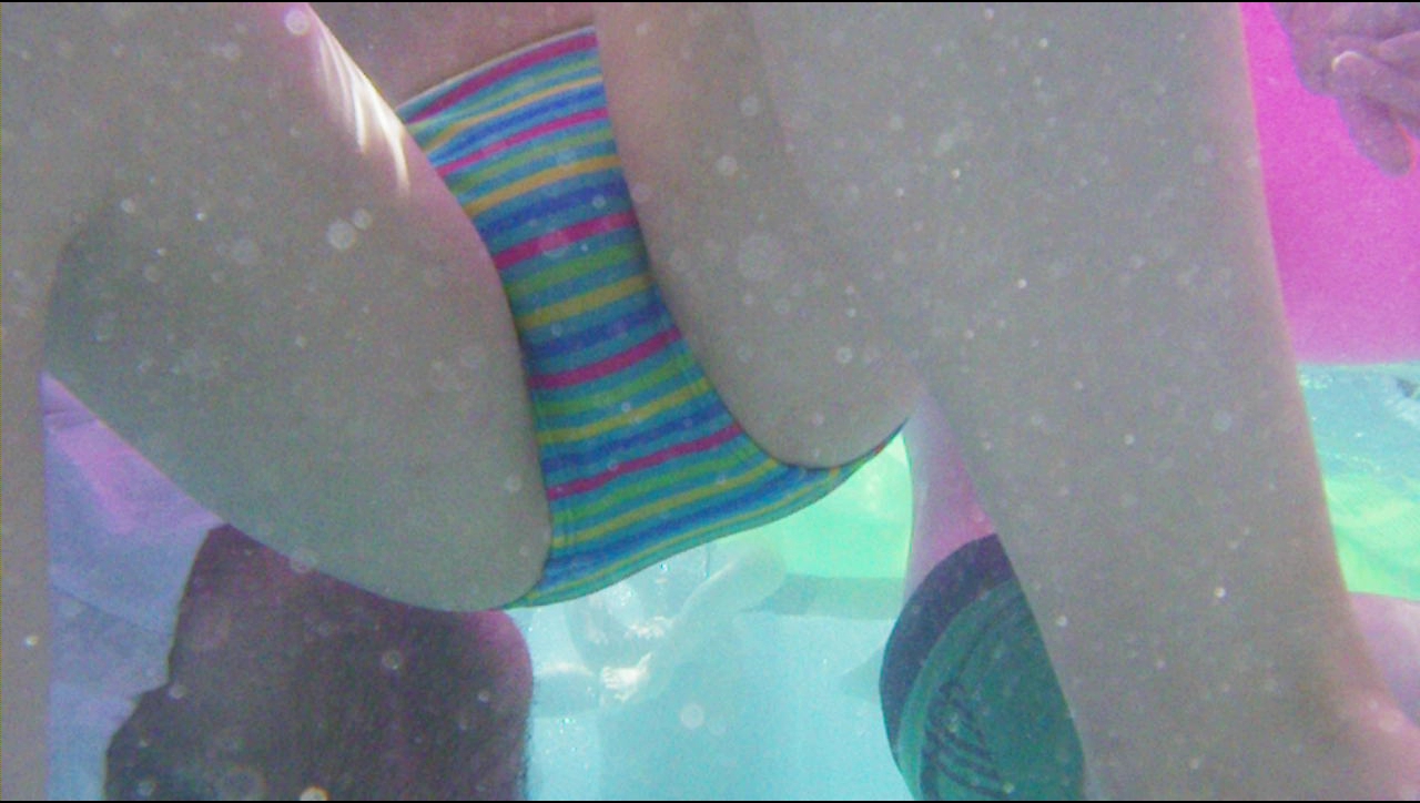 プールで水中から美女の股間に接写撮影する変態ｗｗｗｗｗｗｗｗｗｗｗ