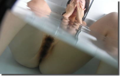 風呂のバスタブでマン毛が揺らめく！浴槽内陰毛のエロ画像 ④