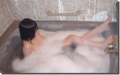 ラブホの風呂でバスタブに浸かる素人やAV女優のエロ画像 ④