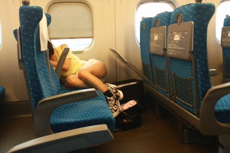 電車や新幹線で女の子の股の間からパンチラが見えた画像が掲示板にうｐされるｗｗｗｗｗｗｗ