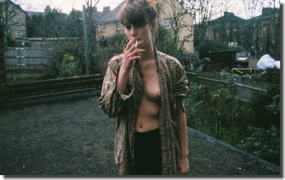 美女がセクシーにタバコを吸っている喫煙美人のエロ画像 ④