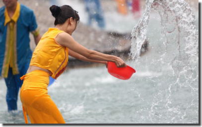中国にもあった水掛け祭り！中華美人のびしょ濡れ画像集 ③
