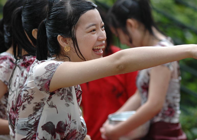 中国 水掛け祭り 中華美人 びしょ濡れ エロ画像