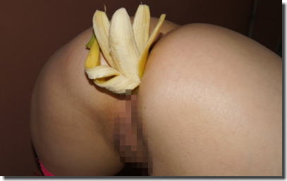 バナナをマンコやアナルに挿入したり口で咥えたエロ画像 ②