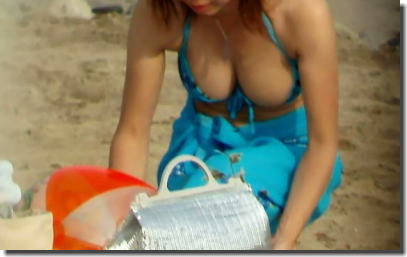 水着姿の子連れママが海やプールで遊ぶ夏のセクシー画像集 ②