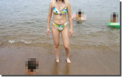 水着姿の子連れママが海やプールで遊ぶ夏のセクシー画像集 ③