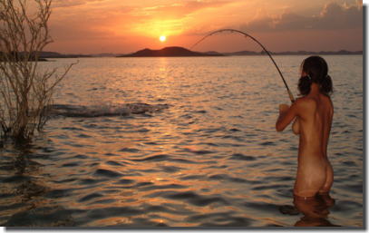 全裸になって釣りを楽しむヌードフィッシングのエロ画像 ①