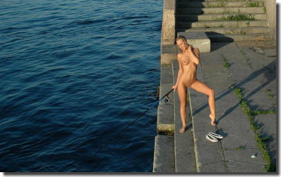全裸になって釣りを楽しむヌードフィッシングのエロ画像 ②