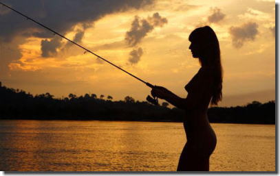全裸になって釣りを楽しむヌードフィッシングのエロ画像 ③