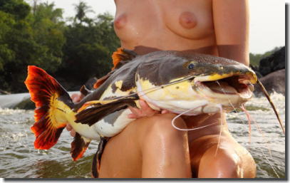 全裸になって釣りを楽しむヌードフィッシングのエロ画像 ④