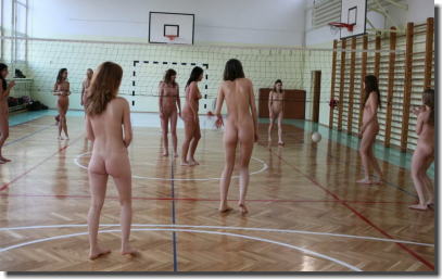 外国人が全裸で運動してるヌーディストスポーツのエロ画像 ①
