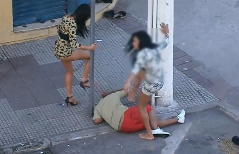 【動画】売春婦2人に男がボコボコにされてる・・・
