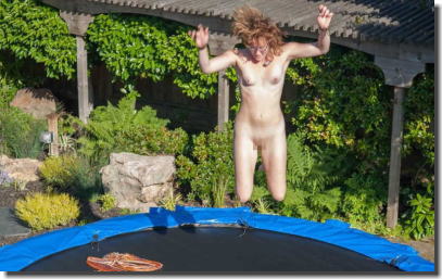 ヌードトランポリンという裸で飛び跳ねるスポーツの画像 ①
