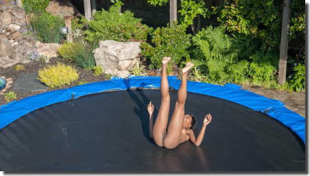 ヌードトランポリンという裸で飛び跳ねるスポーツの画像 ②