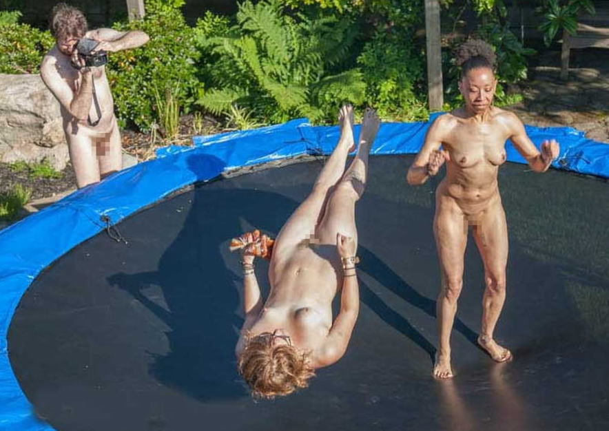 ヌード トランポリン 裸 飛び跳ねる スポーツ エロ画像