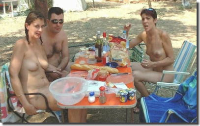 男女が全裸で自然体験！ヌーディストキャンプのエロ画像 ②