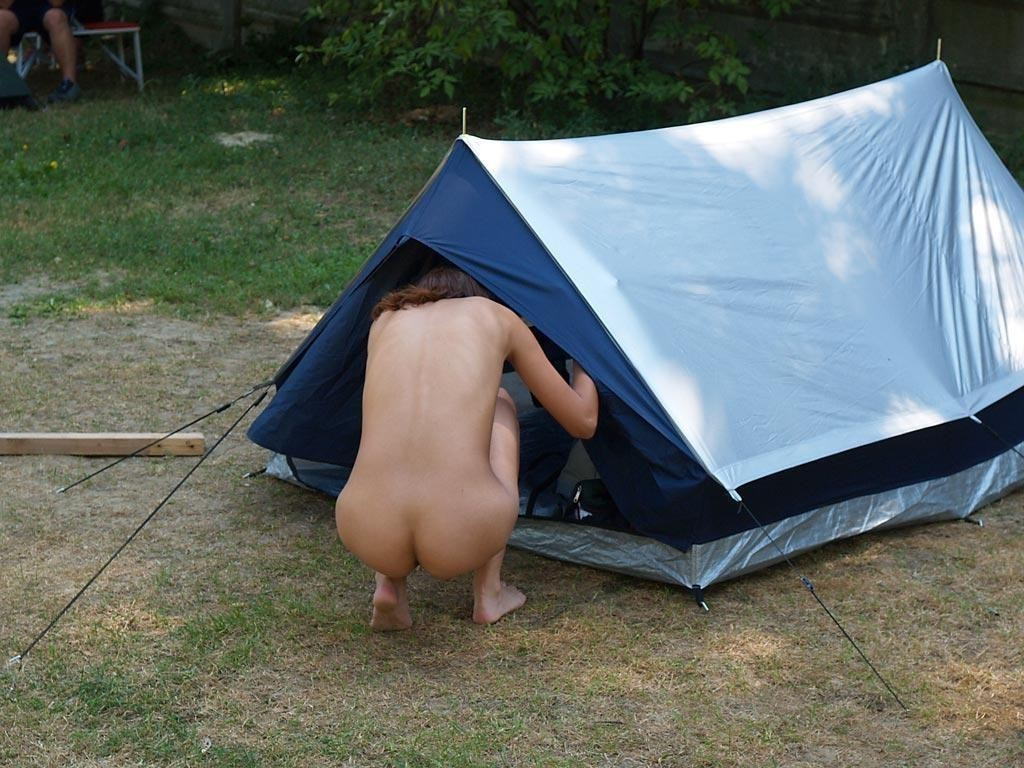 キャンプ 全裸