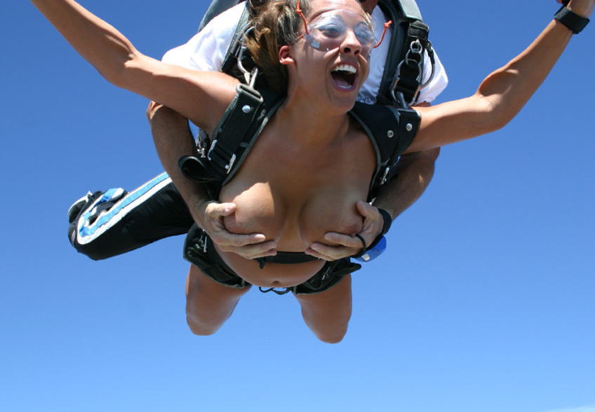 裸 空 飛ぶ クレイジー ヌード スカイダイビング エロ画像